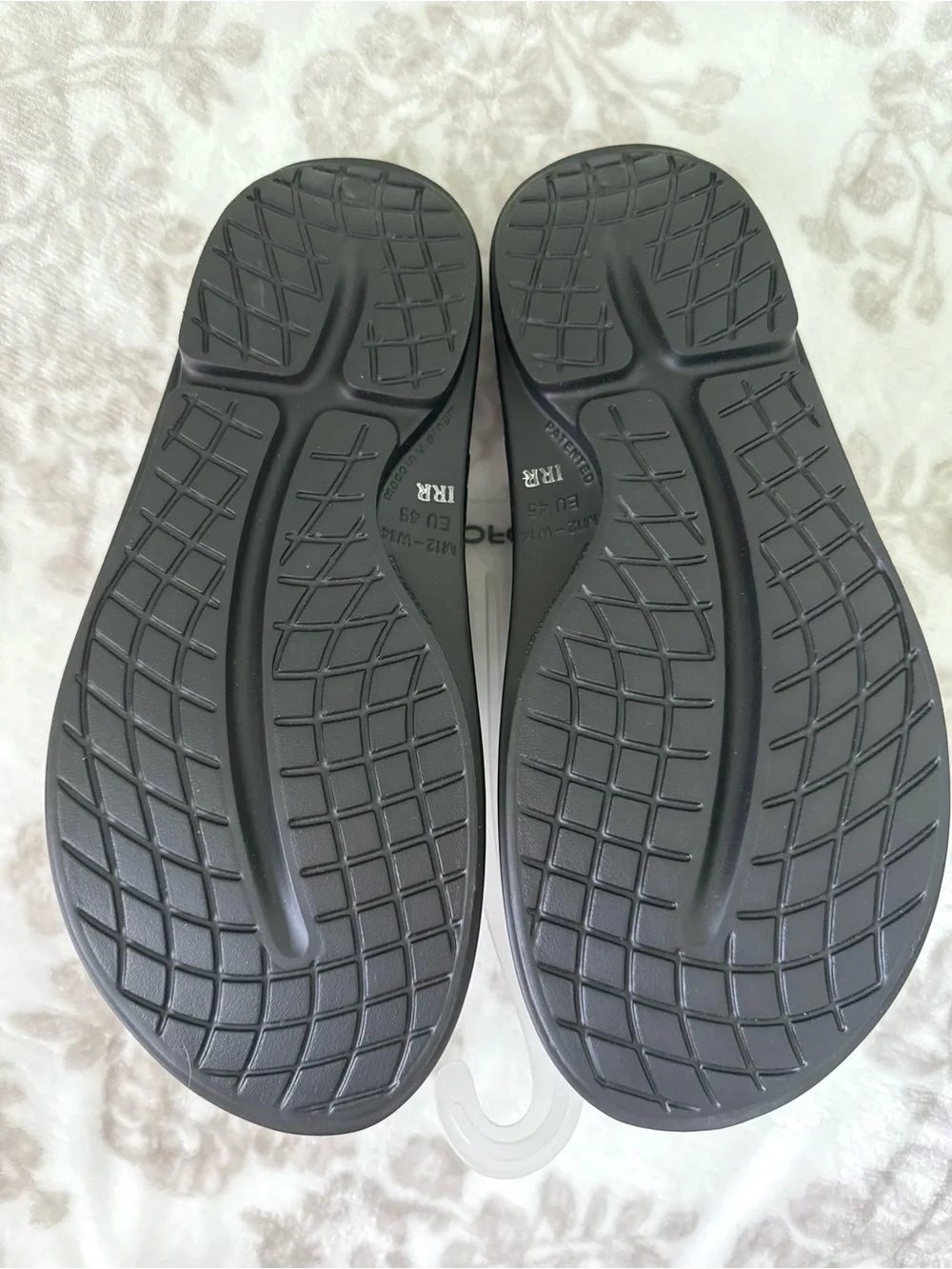 OOFOS comfortable black